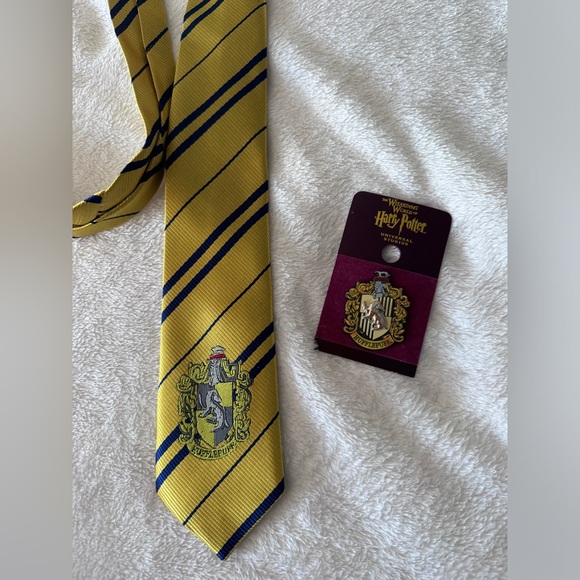 Harry Potter Hufflepuff tie and pin - Picture 2 of 3